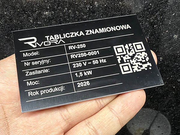 Przykładowa tabliczka znamionowa z grawerowanymi parametrami